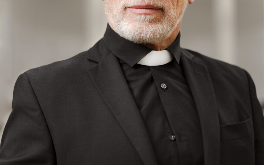 Sacerdote agrede a su ex pareja mientras intentaba robarle las joyas