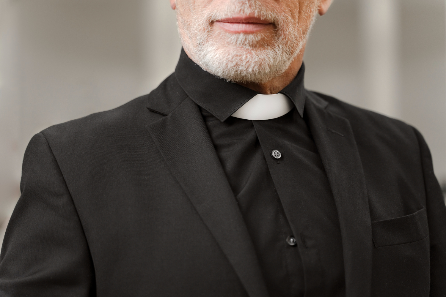 Sacerdote agrede a su ex pareja mientras intentaba robarle las joyas