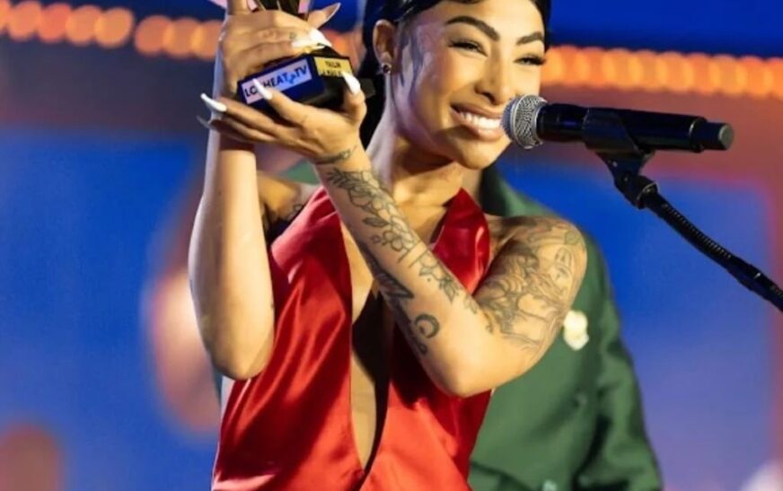 El Tribunal de Atención Permanente de la provincia Santo Domingo dejó en libertad a la cantante urbana, Yailin la Más Viral acusada por el Ministerio Público de porte y tenencia de arma de fuego ilagal.