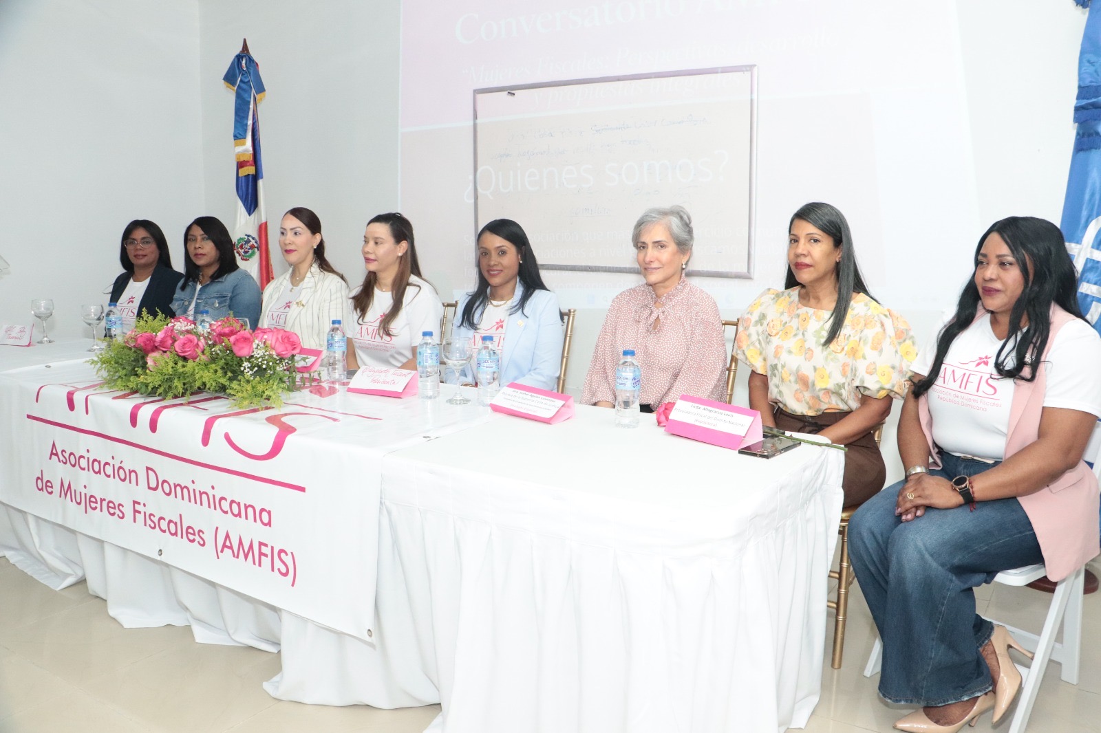 En el marco de la conmemoración del mes de la mujer, la Asociación Dominicana de Mujeres Fiscales (AMFIS), realizó un conversatorio titu