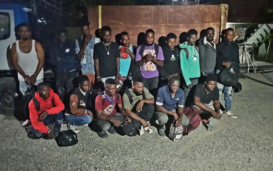 Ejército detiene hombre que ocultaba 15 haitianos indocumentados en un camión cisterna en Navarrete