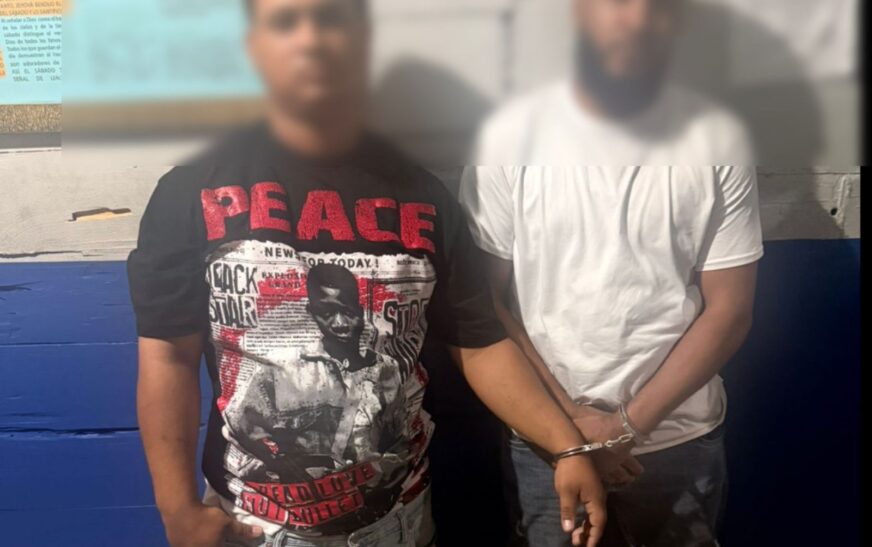 Policía Preventiva arresta a dos hombres en flagrante delito; ocupan arma ilegal, drogas y dinero en Navarrete, Santiago