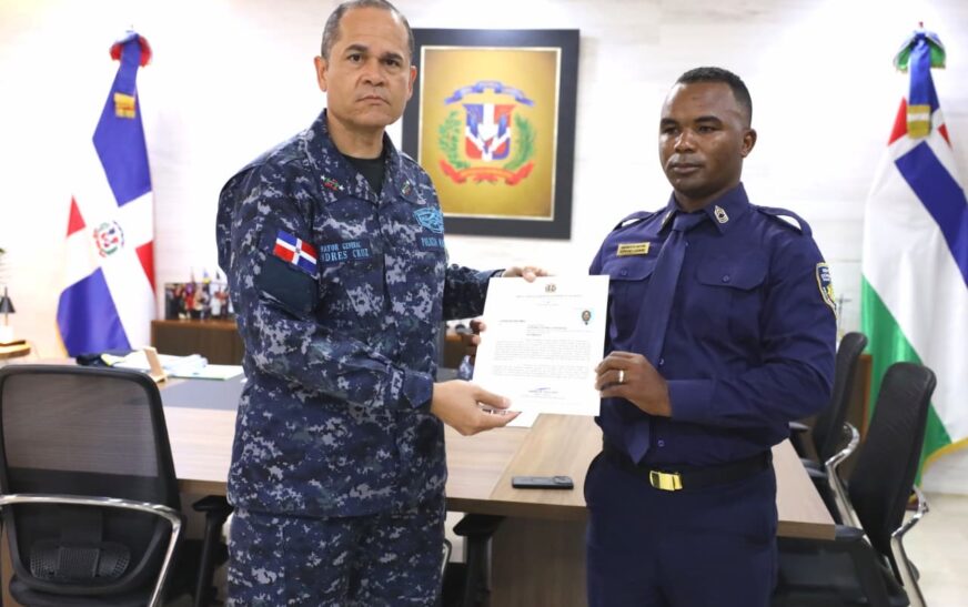 Sargento mayor recibe reconocimiento por heroico rescate en medio de crecida de cañada Lebrón, Los Alcarrizos