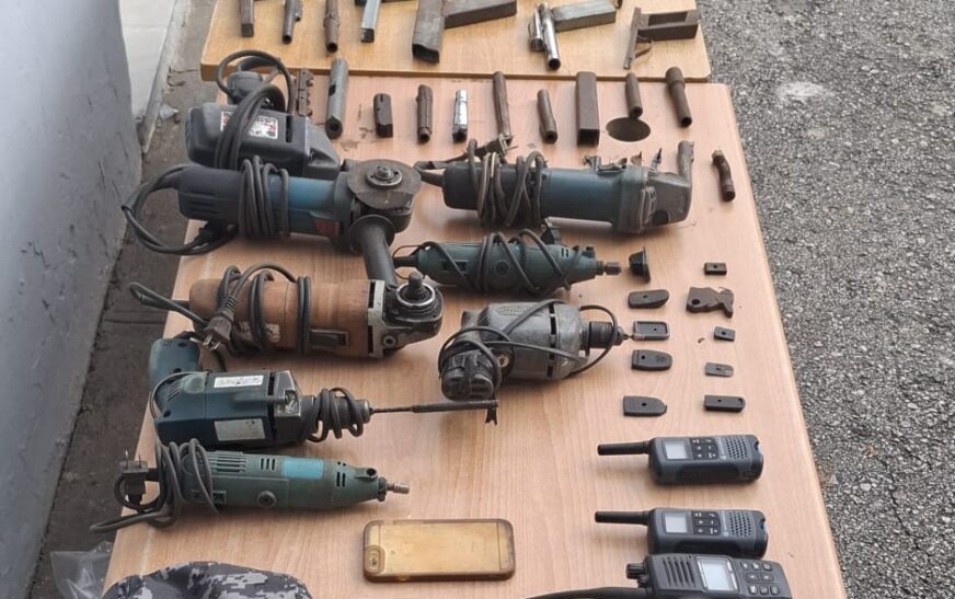 Policía y Ministerio Público ocupan armas de alto poder en Barahona y arrestan a un hombre durante operativo