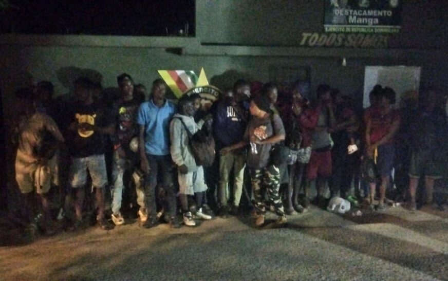 Patrulla del Ejército detiene a 24 indocumentados en zona boscosa de Montecristi