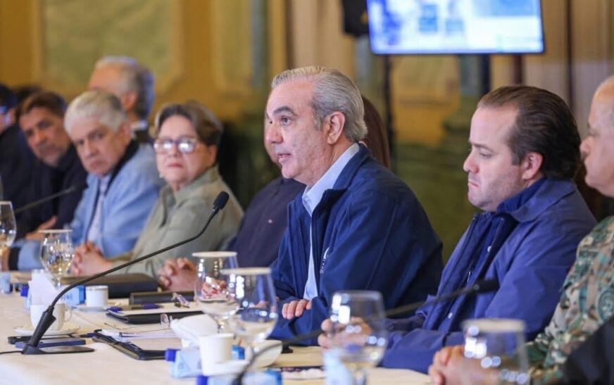 El presidente de la República Dominicana, Luis Abinader, declaró el estado de emergencia regional en varias demarcaciones del país mediante el decreto 234-26, debido a los efectos de una vaguada asociada a un sistema de baja presión.
