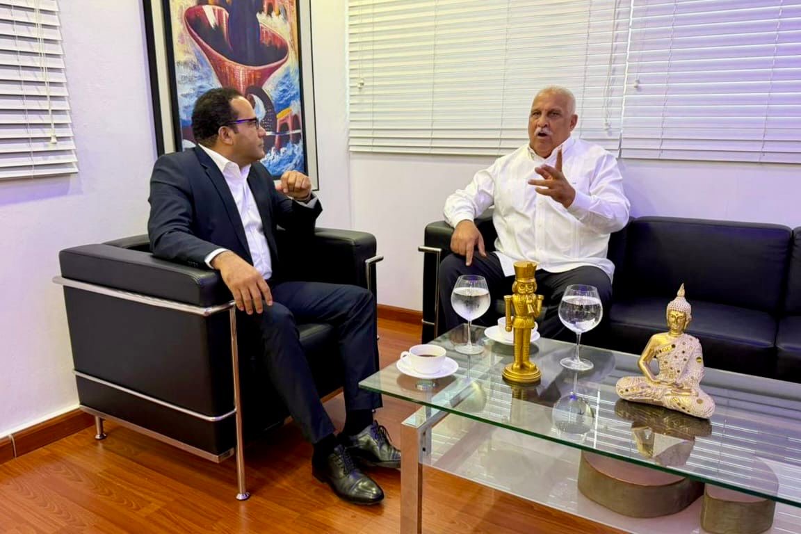 Salvador Holguín recibe a Jaime David Fernández Mirabal en su despacho y reafirma compromiso con la libertad y la democracia