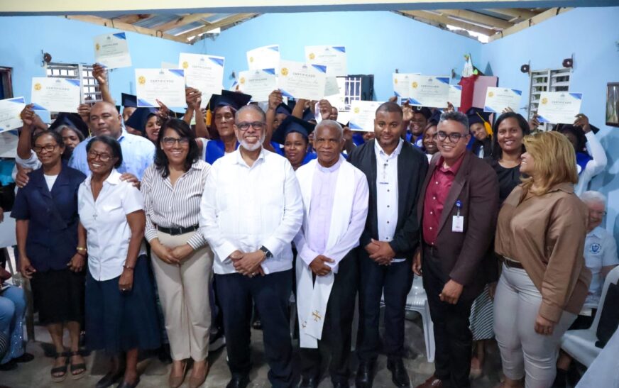Desarrollo de la Comunidad impulsa el emprendimiento local; gradúa decenas de mujeres en San Cristóbal