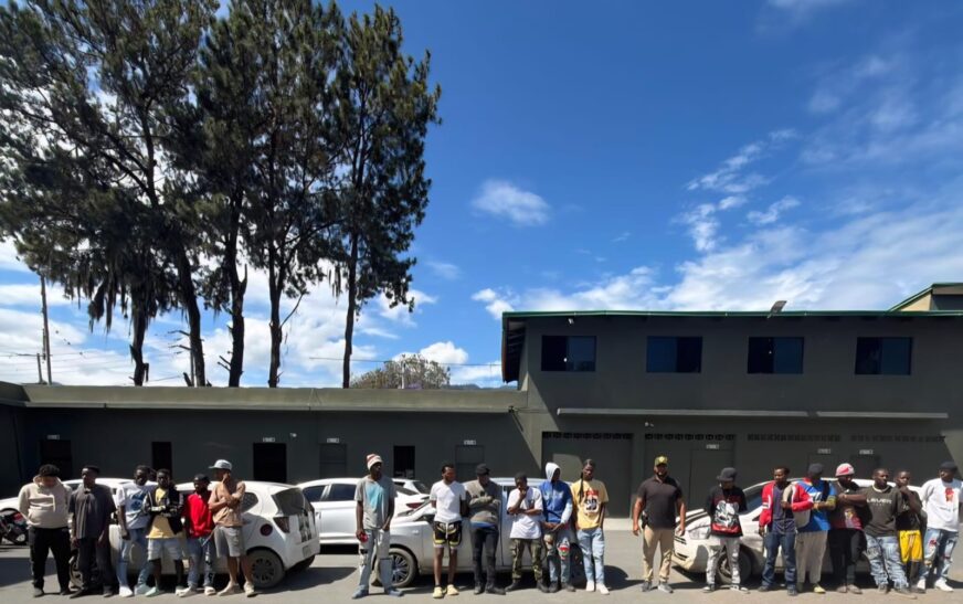 Tres vehículos con 19 haitianos indocumentados fueron interceptados por soldados del Ejército en Constanza