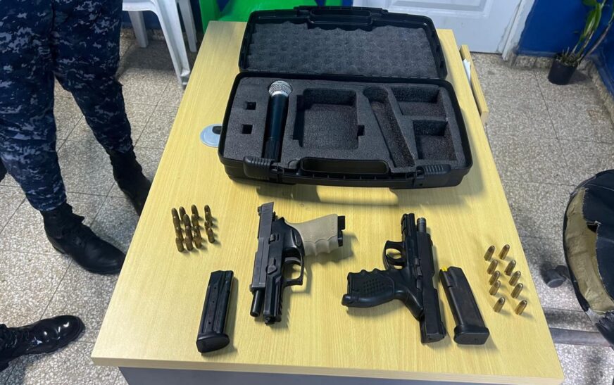 Policía clausura gallera clandestina y ocupa armas durante operativo en Villa Hermosa, La Romana