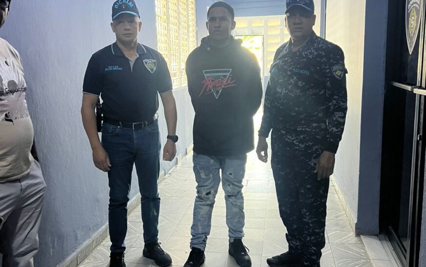 Ante búsqueda policial, se entrega joven buscado por presunto robo de motocicleta en San Juan de la Maguana