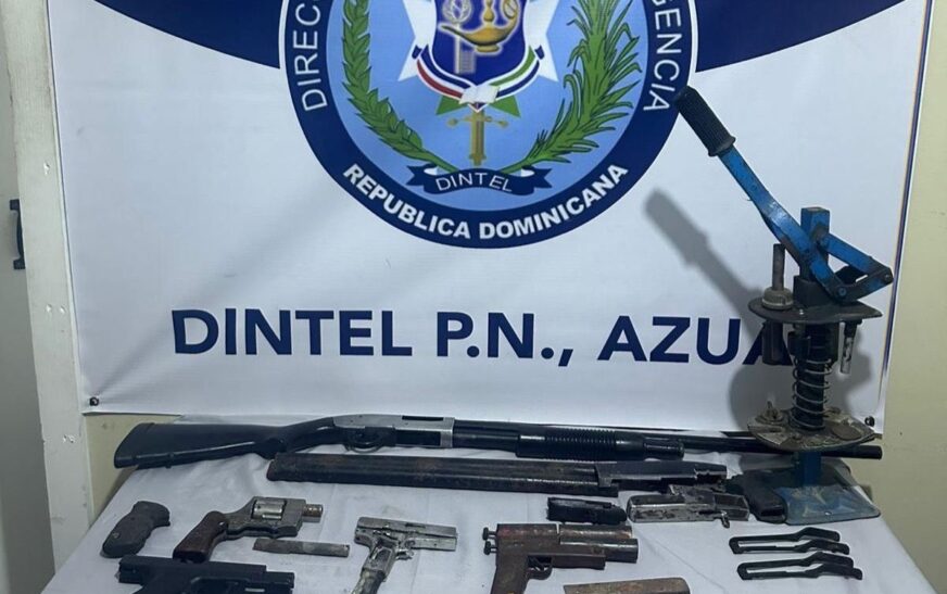 DINTEL ocupa arsenal de armas y apresa a tres hombres durante allanamientos realizados en Azua