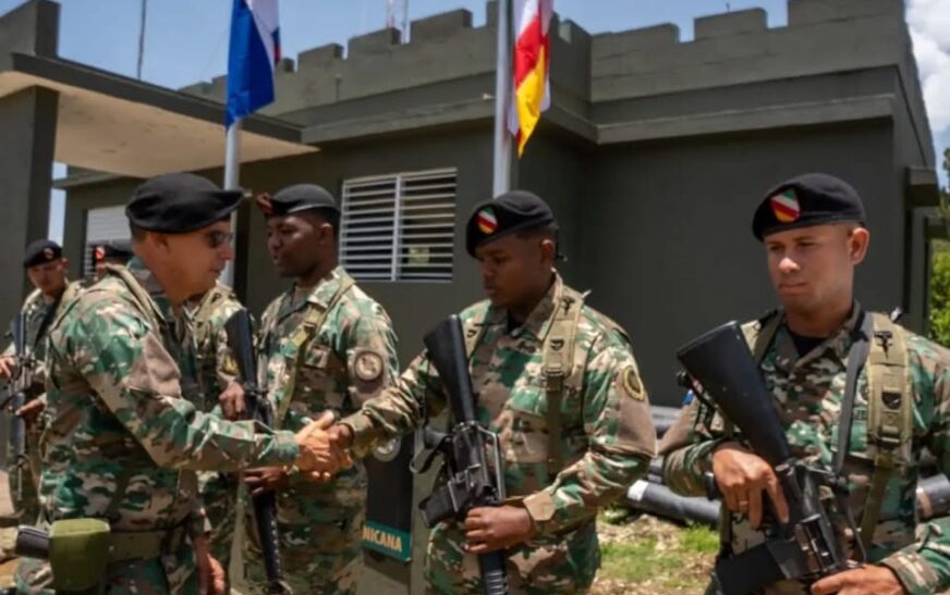 Comandante del Ejército recorre puestos fronterizos en Elías Piña e IndependenciaSupervisa las condiciones operativas de las unidades y los avances en el reforzamiento de la frontera.