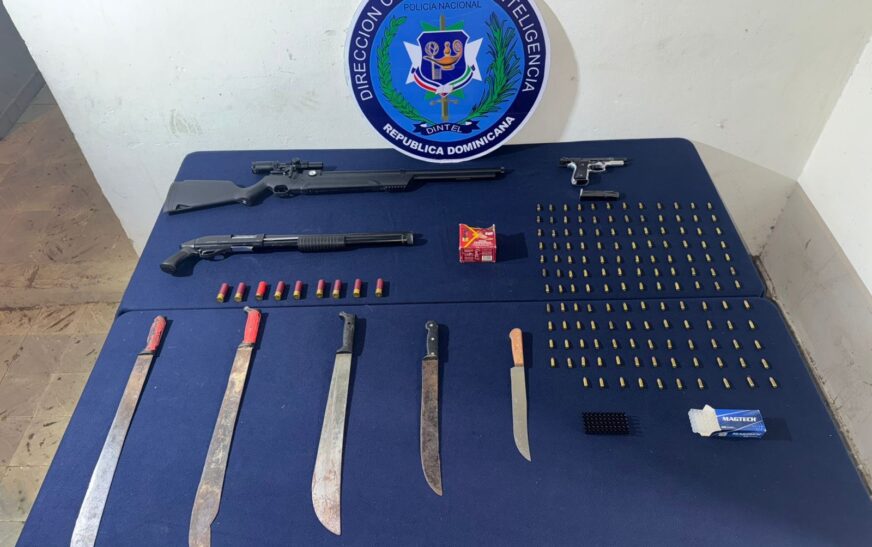 Policía Nacional y Ministerio Público ejecutan operativos por separado en San Juan y Santiago; ocupan drogas, armas y arrestan a dos personas