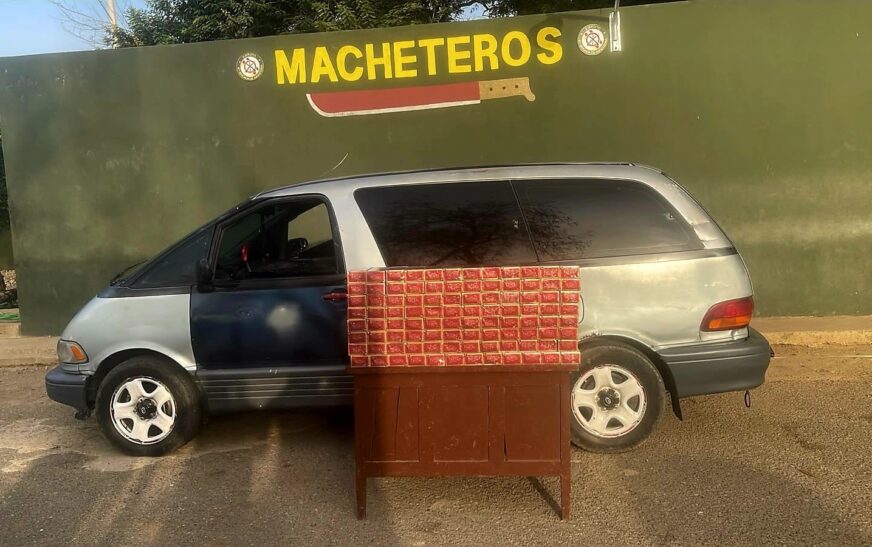 Soldados del Ejército ocupan contrabando de 23,000 cigarrillos que era transportado oculto en un miniván en Mao