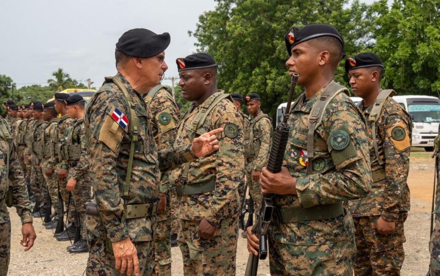 Comandante del Ejército supervisa destacamentos y puestos fronterizos en Elías Piña
