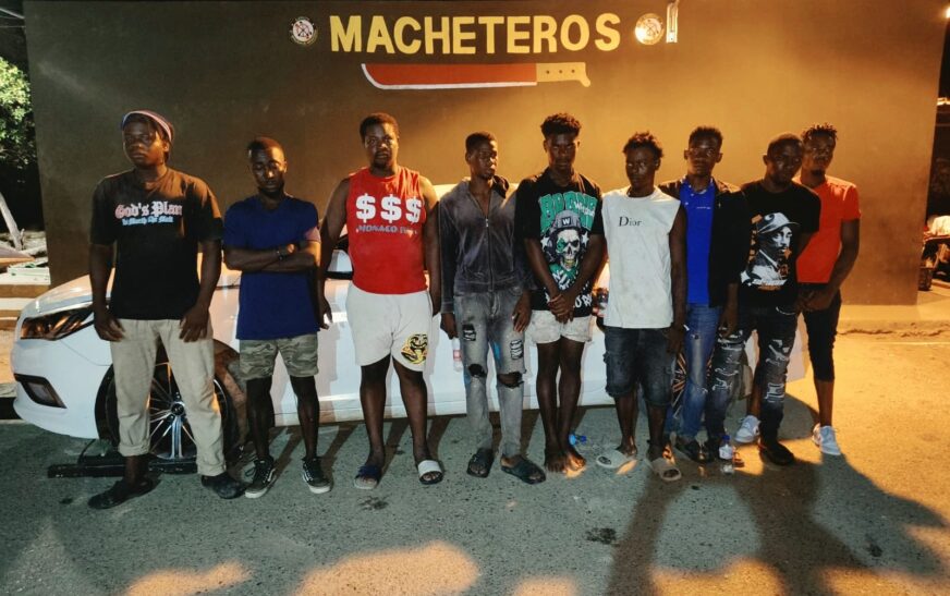 Soldados del ERD interceptan dos vehículos utilizados para transportar migrantes irregulares en Valverde*