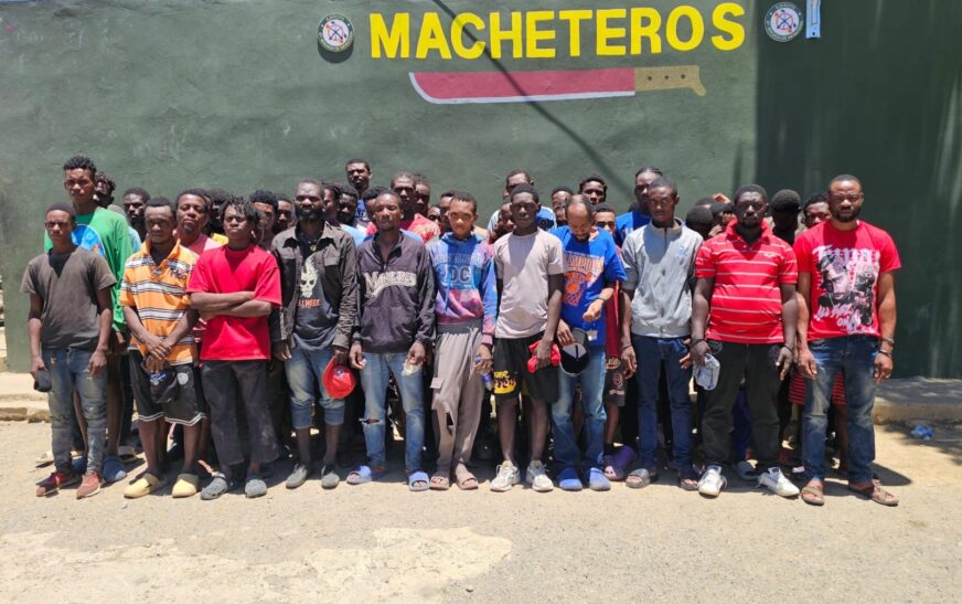 Patrullas del Ejército interceptan a un grupo de 49 haitianos indocumentados en caminos vecinales de Esperanza