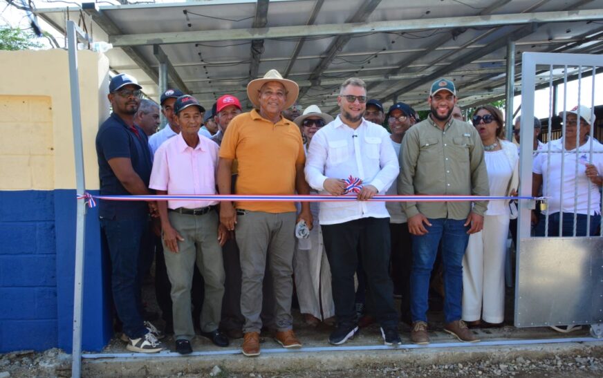 FEDA entrega sistema de energía solar a Ganaderos de Montecristi