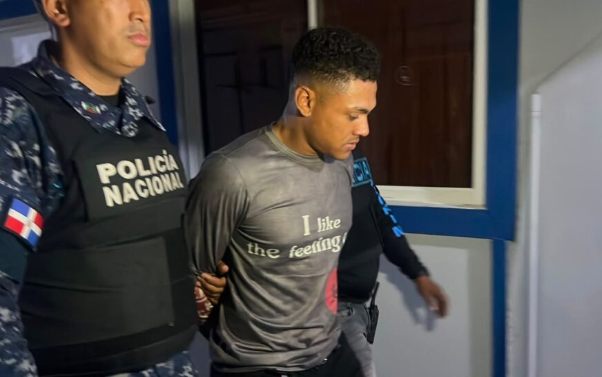 Tras amplio despliegue de búsqueda policial, se entrega presunto autor de la muerte de adolescente en Santiago