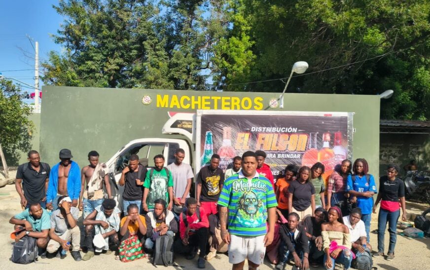 Ejército detiene a 29 haitianos indocumentados en un camión de carga tipo furgón tras persecución en ValverdeEl conductor intentó evadir una patrulla militar en la Autopista Duarte perdiendo el control del vehículo en las proximidades del Cruce de Guayacanes.