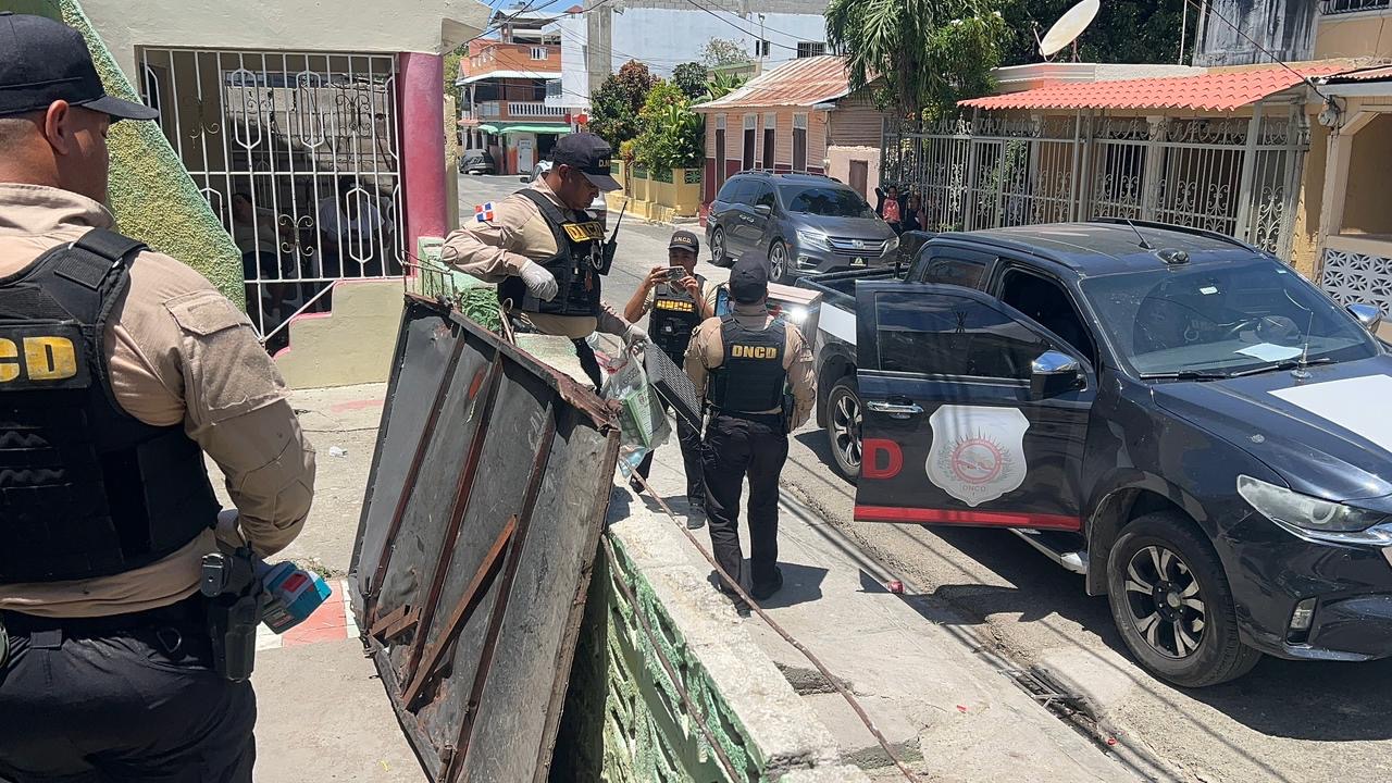 El Ministerio Público y la DNCD realizan múltiples allanamientos en la Provincia de Azua.