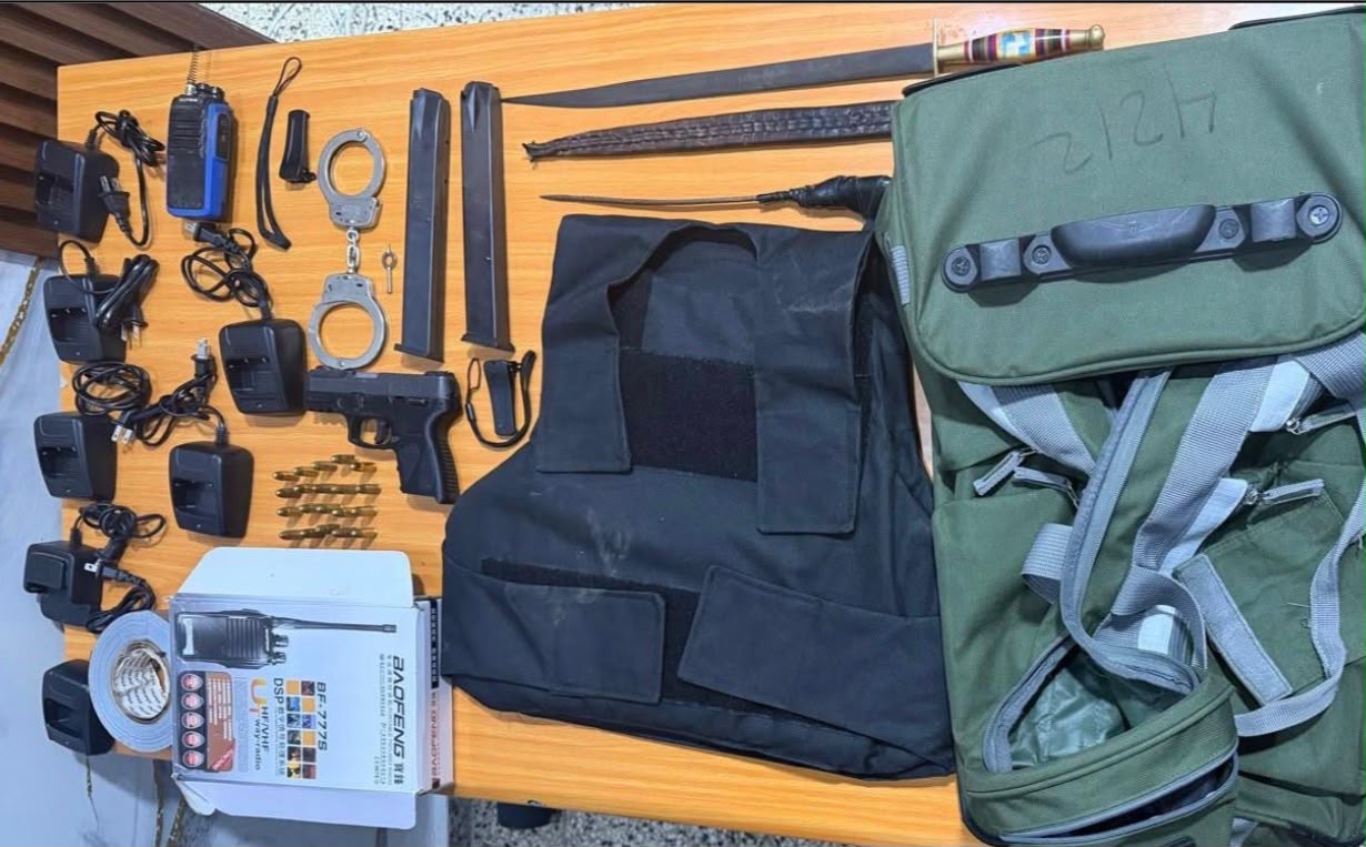 Policía Nacional y Ministerio Público ocupan armas, chaleco antibalas y otros objetos durante allanamiento en La Vega