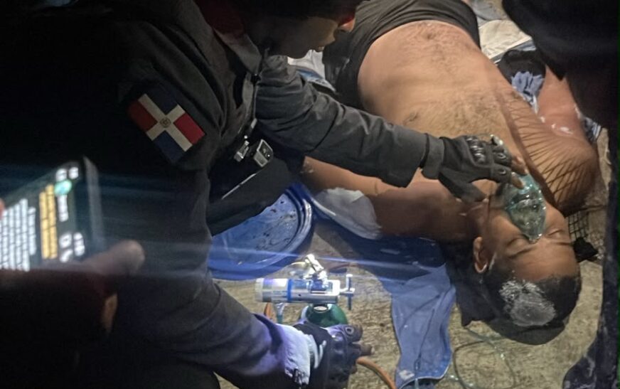 Policía y Bomberos rescatan con vida a dos hombres afectados por inhalación de sustancias químicas