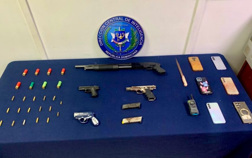 DINTEL y Ministerio Público detienen a dos personas y ocupan armas y municiones durante allanamientos en Santiago