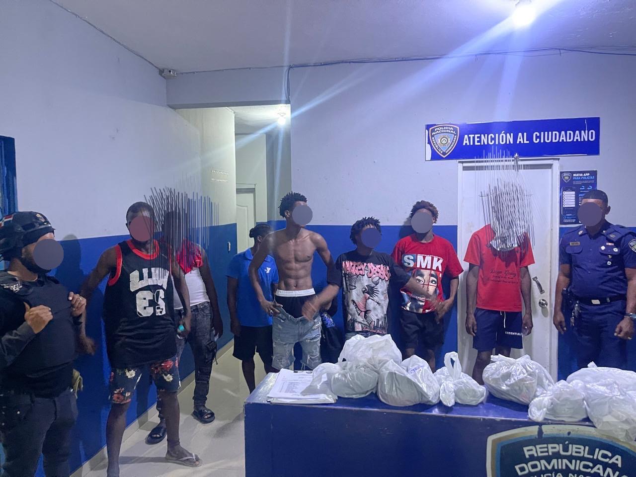 Policía y Migración detienen a 22 haitianos en condición migratoria irregular durante operativos en Hoyo de Friusa